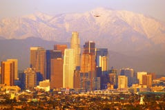 Los Angeles e o San Gabriel Mountains imagem de stock royalty free Los Angeles e o San Gabriel Mountains imagem de stock royalty free