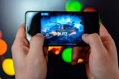 Los Angeles, la Californie, Etats-Unis - 9 mars 2019 : L'homme tient le plan rapproché de smartphone dans des ses mains et joue l photo stock Los Angeles, la Californie, Etats-Unis - 9 mars 2019 : L'homme tient le plan rapproché de smartphone dans des ses mains et joue l photo stock