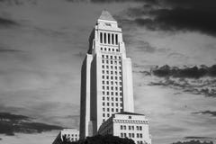Los Angeles urząd miasta z wschodu słońca niebem w Czarny I Biały fotografia stock Los Angeles urząd miasta z wschodu słońca niebem w Czarny I Biały fotografia stock