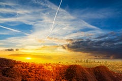 Los Angeles van de binnenstad onder een kleurrijke hemel bij zonsondergang stock afbeeldingen Los Angeles van de binnenstad onder een kleurrijke hemel bij zonsondergang stock afbeeldingen