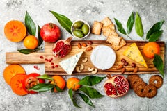Los aperitivos presentan con bocados de los antipasti Tablero de la variedad del queso sobre fondo concreto gris Visión superior, fotos de archivo Los aperitivos presentan con bocados de los antipasti Tablero de la variedad del queso sobre fondo concreto gris Visión superior, fotos de archivo
