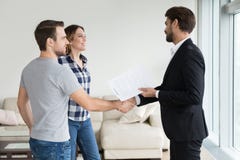 Los arrendatarios de los pares del apretón de manos del agente inmobiliario o del propietario hacen trato de las propiedades inmo imagen de archivo Los arrendatarios de los pares del apretón de manos del agente inmobiliario o del propietario hacen trato de las propiedades inmo imagen de archivo
