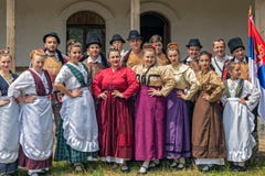 Los bailarines serbios jovenes de Banat, en trajes tradicionales, muestran imagenes de archivo Los bailarines serbios jovenes de Banat, en trajes tradicionales, muestran imagenes de archivo