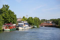 Los barcos atracaron a lo largo del canal Erie en Fairport, en el norte del estado Nueva York fotografía de archivo Los barcos atracaron a lo largo del canal Erie en Fairport, en el norte del estado Nueva York fotografía de archivo