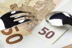Los billetes de banco 50 y 10 euros est?n en una placa blanca con una frontera azul Encima de ellos son una bifurcaci?n y una cuc fotos de archivo Los billetes de banco 50 y 10 euros est?n en una placa blanca con una frontera azul Encima de ellos son una bifurcaci?n y una cuc fotos de archivo