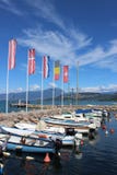 Los botes pequeños en Cisano se abrigan, lago Garda, Italia fotos de archivo Los botes pequeños en Cisano se abrigan, lago Garda, Italia fotos de archivo