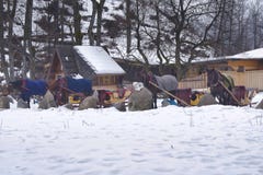 Los caballos se alimentan avena y el heno antes de establecer en trineo monta fotos de archivo libres de regalías Los caballos se alimentan avena y el heno antes de establecer en trineo monta fotos de archivo libres de regalías
