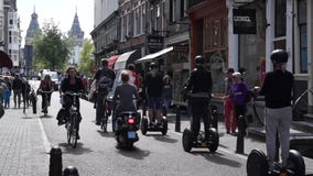 Los ciclistas montan en el puente en ciudad vieja Los ciclistas montan en el puente en ciudad vieja
