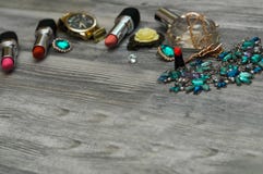 Los complementos, componen productos, los zapatos y el bolso en fondo Belleza y concepto de la moda, endecha plana imagenes de archivo Los complementos, componen productos, los zapatos y el bolso en fondo Belleza y concepto de la moda, endecha plana imagenes de archivo