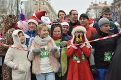 Los corredores en comienzo de la Navidad tradicional de Vilna compiten con foto de archivo libre de regalías Los corredores en comienzo de la Navidad tradicional de Vilna compiten con foto de archivo libre de regalías