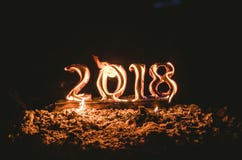 Los cuadros de madera 2018 se queman en una llama Final conceptual de la foto del año fotos de archivo Los cuadros de madera 2018 se queman en una llama Final conceptual de la foto del año fotos de archivo