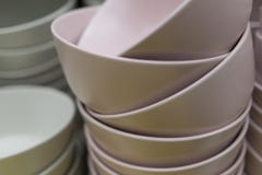 Los cuencos de cerámica se apilan encima de uno a imagenes de archivo Los cuencos de cerámica se apilan encima de uno a imagenes de archivo