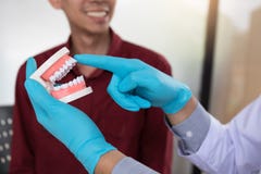 Los dentistas están discutiendo el tratamiento dental para los pacientes imagenes de archivo Los dentistas están discutiendo el tratamiento dental para los pacientes imagenes de archivo