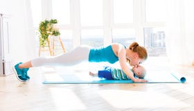 Los deportes miman se enganchan a aptitud y a yoga con el bebé en casa Los deportes miman se enganchan a aptitud y a yoga con el bebé en casa