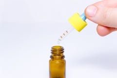 Los descensos nasales exprimieron fuera de una botella de la medicina aislada en el fondo blanco fotos de archivo libres de regalías Los descensos nasales exprimieron fuera de una botella de la medicina aislada en el fondo blanco fotos de archivo libres de regalías