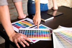 Los diseñadores gráficos eligen colores de las muestras de las bandas del color para el diseño Concepto gráfico del trabajo de la fotos de archivo Los diseñadores gráficos eligen colores de las muestras de las bandas del color para el diseño Concepto gráfico del trabajo de la fotos de archivo