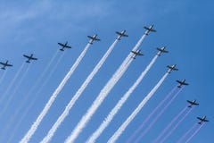 Los doce aviones aeroacrobacias son humo verde, blanco y rojo de la emisión foto de archivo Los doce aviones aeroacrobacias son humo verde, blanco y rojo de la emisión foto de archivo