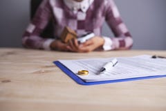 Los documentos del divorcio de la mujer suenan el coche de la casa fotos de archivo libres de regalías Los documentos del divorcio de la mujer suenan el coche de la casa fotos de archivo libres de regalías
