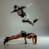 Los dos chica joven y hip-hop del baile del muchacho en el estudio fotografía de archivo libre de regalías Los dos chica joven y hip-hop del baile del muchacho en el estudio fotografía de archivo libre de regalías
