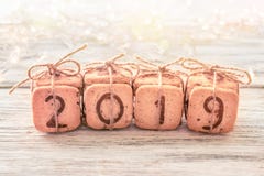 Los dígitos festivos 2019 de la Navidad del regalo hicieron de las galletas en el fondo blanco con las luces y el bokeh Confectio fotografía de archivo Los dígitos festivos 2019 de la Navidad del regalo hicieron de las galletas en el fondo blanco con las luces y el bokeh Confectio fotografía de archivo