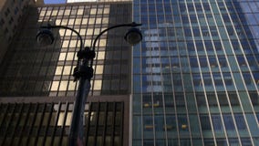 Los edificios de New York City del tiempo del día rematan a la opinión 4k los E.E.U.U. de la calle almacen de metraje de vídeo Los edificios de New York City del tiempo del día rematan a la opinión 4k los E.E.U.U. de la calle almacen de metraje de vídeo