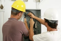 Los electricistas instalan el panel imágenes de archivo libres de regalías Los electricistas instalan el panel imágenes de archivo libres de regalías