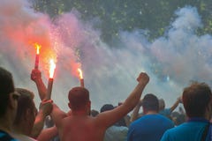 Los fanáticos del fútbol van al estadio y queman los petardos fotos de archivo libres de regalías Los fanáticos del fútbol van al estadio y queman los petardos fotos de archivo libres de regalías