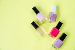 Los FlaschenNagellack auf Draufsicht des gelben Hintergrundes Hände interessieren sich Konzept mit Nagellack-Gelbschreibtisch-Hin lizenzfreie stockfotos Los FlaschenNagellack auf Draufsicht des gelben Hintergrundes Hände interessieren sich Konzept mit Nagellack-Gelbschreibtisch-Hin lizenzfreie stockfotos
