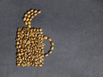Los granos de café presentaron como una taza de café Cafetería cubana cerca de usted fotos de archivo libres de regalías Los granos de café presentaron como una taza de café Cafetería cubana cerca de usted fotos de archivo libres de regalías