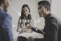 Los grupos combinan nuevo comienzan para arriba la aspiración del lanzamiento del negocio al futuro imágenes de archivo libres de regalías Los grupos combinan nuevo comienzan para arriba la aspiración del lanzamiento del negocio al futuro imágenes de archivo libres de regalías