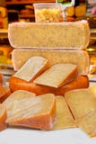Los hollands holandeses de Europa del mercado de la venta del queso de Holanda juntan las piezas de vestido de la hierba de la es fotografía de archivo Los hollands holandeses de Europa del mercado de la venta del queso de Holanda juntan las piezas de vestido de la hierba de la es fotografía de archivo