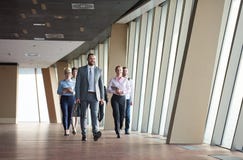 Los hombres de negocios agrupan caminar imagen de archivo Los hombres de negocios agrupan caminar imagen de archivo