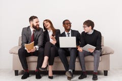 Los hombres de negocios jovenes discuten estrategia de marketing fotos de archivo Los hombres de negocios jovenes discuten estrategia de marketing fotos de archivo