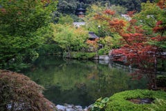 Los jardines ajardinados hermosos y coloridos región de Kyoto, Kyoto, Kansai, Japón fotografía de archivo libre de regalías Los jardines ajardinados hermosos y coloridos región de Kyoto, Kyoto, Kansai, Japón fotografía de archivo libre de regalías