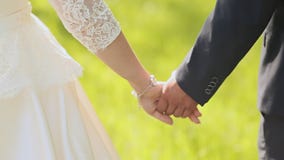 Los jóvenes casados juntan llevar a cabo las manos, día de boda de la ceremonia almacen de video Los jóvenes casados juntan llevar a cabo las manos, día de boda de la ceremonia almacen de video