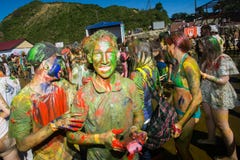 Los jóvenes, gente adornada participan en el festival de Holi de colores en Vladivostok imágenes de archivo libres de regalías Los jóvenes, gente adornada participan en el festival de Holi de colores en Vladivostok imágenes de archivo libres de regalías
