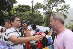 Los manifestantes antis de Nicolas Maduro se entrevistan con durante una demostración masiva contra el dictatorshi imagen de archivo Los manifestantes antis de Nicolas Maduro se entrevistan con durante una demostración masiva contra el dictatorshi imagen de archivo