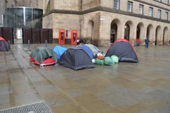 Los manifestantes sin hogar acampan hacia fuera en el cuadrado de San Pedro, Manchester Reino Unido imagen de archivo libre de regalías Los manifestantes sin hogar acampan hacia fuera en el cuadrado de San Pedro, Manchester Reino Unido imagen de archivo libre de regalías