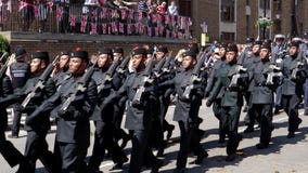 Los marineros, los soldados y Royal Air Force desfilan en honor de la reina Elizabeth II de Gran Bretaña Los marineros, los soldados y Royal Air Force desfilan en honor de la reina Elizabeth II de Gran Bretaña