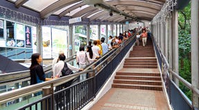 Los mediados de niveles centrales escalera móvil y sistema de la calzada en Hong-Kong fotografía de archivo Los mediados de niveles centrales escalera móvil y sistema de la calzada en Hong-Kong fotografía de archivo