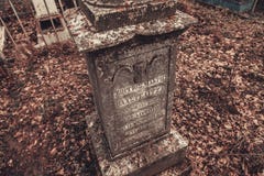 Los monumentos antiguos de las piedras sepulcrales del cementerio de las bebidas espirituosas del fantasma del misterio del misti foto de archivo libre de regalías Los monumentos antiguos de las piedras sepulcrales del cementerio de las bebidas espirituosas del fantasma del misterio del misti foto de archivo libre de regalías