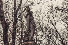 Los monumentos antiguos de las piedras sepulcrales del cementerio de las bebidas espirituosas del fantasma del misterio del misti foto de archivo libre de regalías Los monumentos antiguos de las piedras sepulcrales del cementerio de las bebidas espirituosas del fantasma del misterio del misti foto de archivo libre de regalías