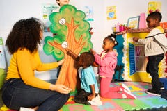 Los niños aprenden que el alfabeto puso letras en árbol en cuarto de niños imagen de archivo Los niños aprenden que el alfabeto puso letras en árbol en cuarto de niños imagen de archivo