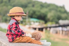 Los niños llevan la flor del sombrero y del control en los parques imagen de archivo Los niños llevan la flor del sombrero y del control en los parques imagen de archivo