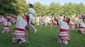 Los niños que bailaban en la naturaleza en nacional bordaron la camisa en el kupala del ivana del día de fiesta, muchachas bailan almacen de video Los niños que bailaban en la naturaleza en nacional bordaron la camisa en el kupala del ivana del día de fiesta, muchachas bailan almacen de video
