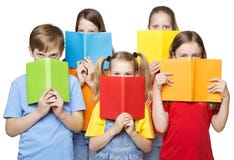 Los niños que leen los libros abiertos, escuela embroman los ojos del grupo, cubiertas en blanco Imagen de archivo Los niños que leen los libros abiertos, escuela embroman los ojos del grupo, cubiertas en blanco Imagen de archivo