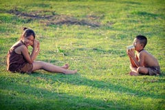 Los niños rurales comunican con el teléfono La alegría del communicati fotografía de archivo Los niños rurales comunican con el teléfono La alegría del communicati fotografía de archivo