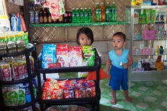 Los niños vienen a la tienda del pueblo imagen de archivo libre de regalías Los niños vienen a la tienda del pueblo imagen de archivo libre de regalías