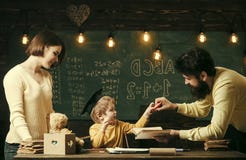 Los padres quieren crecer al hijo del genio Concepto del Wunderkind y del genio Engendre, libro de lectura del profesor, niño de foto de archivo libre de regalías Los padres quieren crecer al hijo del genio Concepto del Wunderkind y del genio Engendre, libro de lectura del profesor, niño de foto de archivo libre de regalías
