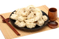 Los palillos cogen las bolas de masa hervida de Boilded Chineses de una placa La bola de masa hervida, llamada Jiaozi en chino, e imagenes de archivo Los palillos cogen las bolas de masa hervida de Boilded Chineses de una placa La bola de masa hervida, llamada Jiaozi en chino, e imagenes de archivo